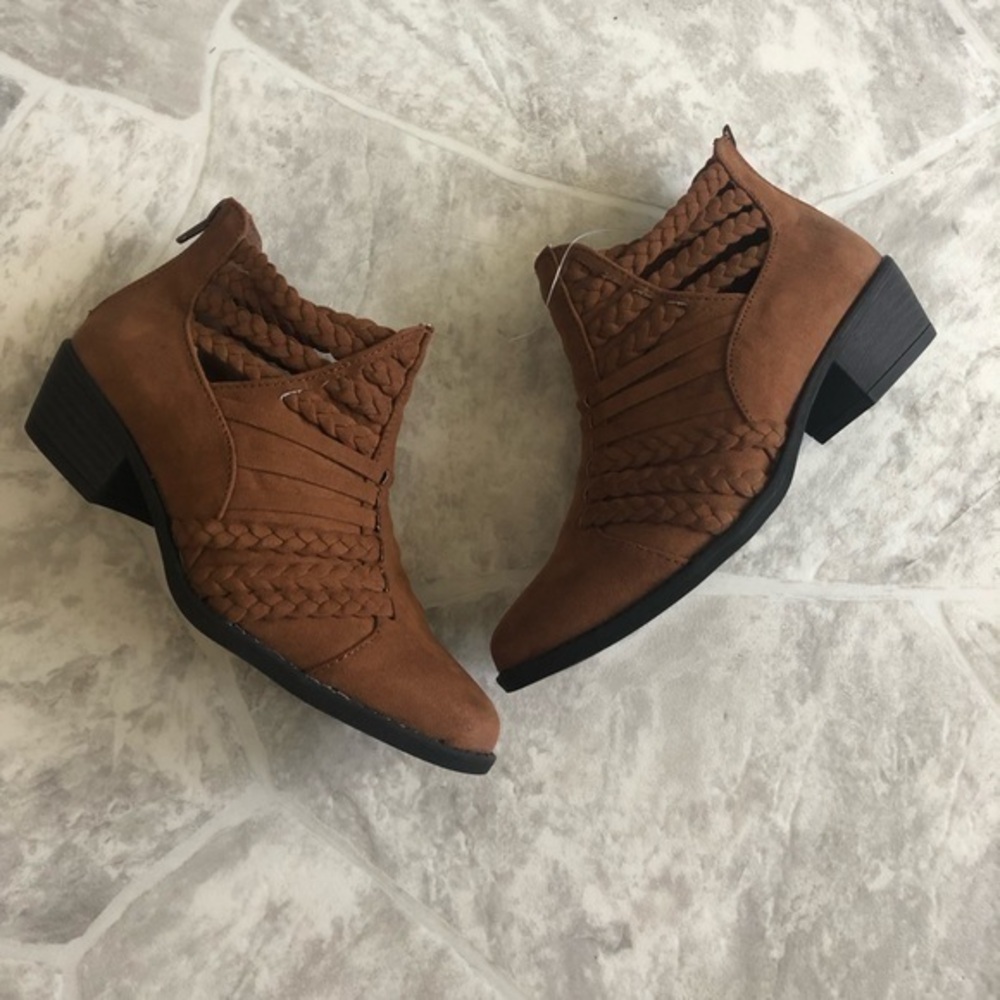 NWOT qupid faux vegan suede brown bohemian braided ankle bootie SIZE 5.5